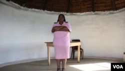 Nurse Esther Zonke inside the empty hut that’s used as a rudimentary clinic (D Tayor./VOA)