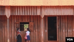 ក្មេង​ស្រី​សិស្ស​សាលា​២​នាក់​ ឈរ​នៅ​មុខ​ថ្នាក់​ក្នុង​សាលា​បឋម​សិក្សា​មួយ​ ក្នុង​ស្រុក​ពេជ្រាដា ខេត្តមណ្ឌល​គិរី​ កាល​ពី​ថ្ងៃ​ទី​១០ ខែ​មីនា ឆ្នាំ​២០១៥។ ខេត្ត​មណ្ឌល​គិរី​គឺ​ជា​ខេត្ត​ដែល​មាន​ផ្ទៃ​ដី​ធំ​ជាង​គេ​នៅ​ក្នុង​ប្រទេស​កម្ពុជា​និង​គ្រប​ដណ្តប់​ដោយ​ព្រៃ​ឈើ​ ប៉ុន្តែ​មាន​ប្រជាជន​តិច​ជាង​គេ​ ហើយ​ភាគ​ច្រើន​គឺ​ជា​ជនជាតិ​ព្នង។​ (នូវ​ ពៅ​លក្ខិណា​/VOA)