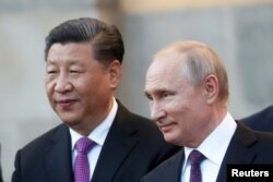 Presiden China Xi Jinping dan Presiden Rusia Vladimir Putin di Kremlin di Moskow, Rusia, 5 Juni 2019. (Foto: Maxim Shipenkov via Reuters)