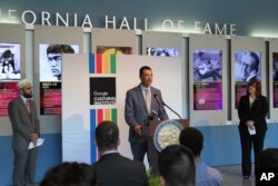 រូបឯកសារ៖ លោក​អាឡិច ផែតឌីលឡា ​រដ្ឋលេខាធិការរដ្ឋ​កាលីហ្វញ៉ា ថ្លែងនៅក្នុងសន្និសីទសារព័ត៌មាមួយ នៅវិទ្យាស្ថាន Google Cultural Institute នៅទីក្រុង Sacramento រដ្ឋកាលីហ្វញ៉ា កាលពីថ្ងៃទី២៨ ខែមិថុនា ឆ្នាំ២០១៦។