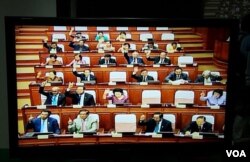 ក្រុមតំណាងរាស្រ្តគណបក្សប្រជាជនកម្ពុជា លើកដៃបោះឆ្នោតគាំទ្រការអនុម័តធ្វើវិសោធនកម្មច្បាប់ស្តីពីគណបក្សនយោបាយ ក្នុងកិច្ចប្រជុំវិសាមញ្ញនៅរដ្ឋសភា នាថ្ងៃទី២០ ខែកុម្ភៈ ឆ្នាំ២០១៧។ (កាន់ វិច្ឆិកា/VOA)