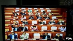 រូបឯកសារ៖ ក្រុមតំណាងរាស្រ្តគណបក្សប្រជាជនកម្ពុជា លើកដៃគាំទ្រការអនុម័តធ្វើវិសោធនកម្មច្បាប់ស្តីពីគណបក្សនយោបាយ ក្នុងកិច្ចប្រជុំវិសាមញ្ញនៅរដ្ឋសភា នាថ្ងៃទី២០ ខែកុម្ភៈ ឆ្នាំ២០១៧។ (កាន់ វិច្ឆិកា/VOA)