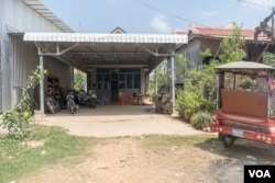 ទីធ្លាមុខផ្ទះរបស់គ្រួសារកញ្ញា ឌុំ រីដា ជាទីកន្លែងដែលគ្រួសាររបស់ពួកគេអង្គុយជុំគ្នាធ្វើការងារផ្ទះនិងជជែកគ្នាលេង នៅស្រុកខ្សាច់កណ្តាល នៅខេត្តកណ្តាល នៅថ្ងៃទី០២ ខែមេសា ឆ្នាំ២០១៩។ (ខាន់ សុគុំមនោ/VOA)