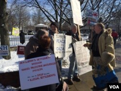 Protesters in Manchester, New Hampshire, Feb. 8, 2016. (Photo: A. Pande / VOA)