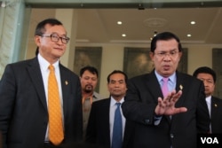 រូបឯកសារ៖ លោក​នាយក​រដ្ឋ​មន្រ្តី​ហ៊ុន​ សែន និយាយ​ទៅ​កាន់​ក្រុម​សារព័ត៌មាន​ ដោយ​មាន​លោកសម​ រង្សី​ ប្រធាន​គណបក្ស​សង្គ្រោះ​ជាតិ​ឈរ​អម​នៅ​មុខរដ្ឋសភាជាតិ​ បន្ទាប់​ពី​ការ​បោះឆ្នោត​ផ្តល់​សេចក្តី​ទុក​ចិត្ត​ដល់​គណៈកម្មាធិការ​ជាតិ​រៀបចំ​ការបោះឆ្នោត ​នៅវិមាន​រដ្ឋសភា​រាជធានី​ភ្នំពេញ​ ថ្ងៃ​ទី​៩​ ខែ​មេសា​ ឆ្នាំ​២០១៥។ (នូវ​ ពៅ​លក្ខិណា/VOA)