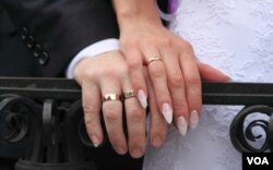 Melangsungkan pernikahan di luar Indonesia menjadi sebuah alternatif yang trending bagi pasangan yang berbeda agama.