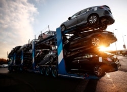 Sebuah truk dengan trailer pengangkut mobil meninggalkan pabrik mobil Honda di Swindon, Inggris, 18 Februari 2019. (REUTERS / Eddie Keogh)