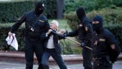 벨라루스 야권 운동가 니나 발진스카야 씨가 지난해 8월 민스크 광장에서 시위 중 경찰에 강제 연행되고 있다. (자료 사진)