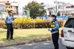 សកម្មភាព​ផាក​ពិន័យ​បទ​ល្មើស​ចរាចរ​របស់​ប៉ូលិស​ នៅ​ព្រឹក​ថ្ងៃទី​០១ ឧសភា ឆ្នាំ២០២០​ ​បន្ទាប់ពី​មាន​ការរឹតបន្តឹង​និង​តម្លៃ​ផាកពិន័យ​បាន​កើនឡើង​ តាម​ផ្លូវក្នុង​រាជធានី​ភ្នំពេញ​ ប្រទេស​កម្ពុជា។ (ទុំ ម្លិះ/VOA)