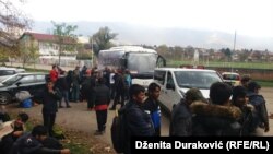 Izbjeglice i migranti ispred Đačkog doma u Bihaću, 26. oktobar 2018.