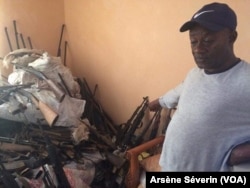 Séraphin Ondele présentant les armes déjà collectées dans le Pool, au Congo-Brazzaville, le 23 septembre 2018. (VOA/Arsène Séverin)
