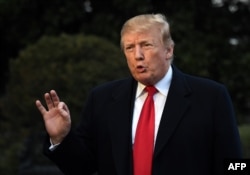 រូបភាព​កសារ៖ លោក​ប្រធានាធិបតី ដូណាល់ ត្រាំ ថ្លែង​ទៅ​កាន់​អ្នក​សារព័ត៌មាន នៅ​ពេល​លោក​បាន​ត្រឡប់​មក​សេតវិមាន​វិញ កាលពី​ថ្ងៃទី២៤ ខែមីនា ឆ្នាំ២០១៩។