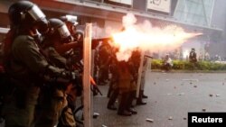 一香港警察向示威者发射催泪弹。路透社