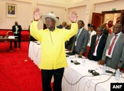 FILE - Ugandan President, Yoweri Museveni, center, gestures to delegates attending the Burundi peace talks, at Entebbe State House about 42 kilometers east of Uganda capital Kampala, Dec. 28, 2015.