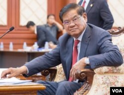 រូបឯកសារ៖ លោក ​ស​ ខេង រដ្ឋមន្រ្តី​នៃ​ក្រសួង​មហាផ្ទៃ​ ថ្លែង​ទៅមន្រ្តី​ប៉ូលិស​និង​អភិបាល​នានា​ក្នុង​ការ​ប្រជុំ​នៃ​របាយការណ៍​បូកសរុបចំនួនជន​អន្តោប្រវេសន៍​នៅ​ថ្ងៃ​សុក្រ​ ទី​១៩ សីហា ឆ្នាំ​២០១៦ នៅ​រាជធានី ភ្នំពេញ។​ (ឡេង ឡែន/VOA)