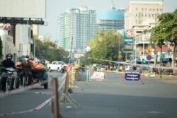 Authorities block roads in Phnom Penh to mitigate the spread of COVID-19 in Phnom Penh, Cambodia, on April 15, 2021. (Tum Malis/VOA Khmer)