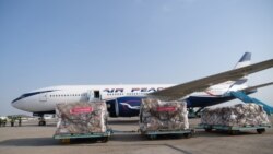 Ma'aikata suna sauke kayan aikin jinya daga wani jirgi a tashar Namdi Azikwe Abuja,