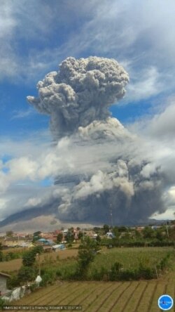 Erupsi Gunung Sinabung di Kabupaten Karo, Sumatra Utara, yang terjadi pada, Senin 10 Agustus 2020. (Foto: Pos Pemantau Gunung Sinabung)