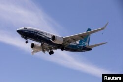 미국 보잉사의 737 맥스 여객기가 비행하고 있다. (자료사진)