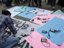 Jurnalis di Medan menolak pengusiran dan kekerasan yang berkaitan dengan kegiatan jurnalistik, Kamis, 15 April 2021. (Foto: VOA/Anugrah Andriansyah)