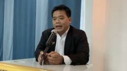 លោក លូ ម៉េង ប្រធានសហព័ន្ធទេសចរណ៍កម្ពុជា ថ្លែងនៅក្រសួងទេសចរណ៍។ (ធីតា វីន/VOA)