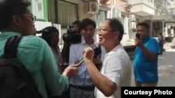 炎黄春秋杂志社负责人胡德华在被强占的办公地点外面接受外媒采访（网络图片）