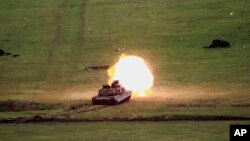 Američki tenk M1A2 Abrams puca tokom zajedničke vojne vježbe Noble Partner 2016. u vojnoj bazi Vaziani, u blizini Tbilisija, Gruzija, utorak, 24. maja 2016. (AP Photo/Shakh Aivazov)