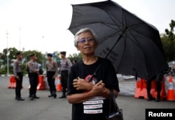 Pensiunan pegawai negeri sipil, Maria Catarina Sumarsih, yang anak laki-lakinya terbunuh dalam kerusuhan Mei 1998, berpartisipasi dalam Aksi Kamisan yang digelar setiap pekan di depan Istana Kepresidenan Jakarta, untuk memprotes pelanggaran HAM, Jakarta, 17 Mei 2018.