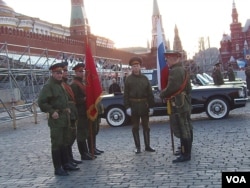 2012年5月9日莫斯科红场阅兵前夕彩排时，在红场列宁墓旁等待之中的俄军第154警备团士兵。