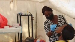 Seorang wanita menjalani tes COVID-19 di Abuja, Nigeria, pada 29 November 2021. Nigeria sebelumnya telah mendeteksi varian baru COVID omicron pada sampel yang didapat pada Oktober lalu. (Foto: AP)