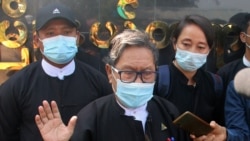 资料照片：昂山素季的律师钦貌佐站在内比都的法庭外。(2021年2月16日)