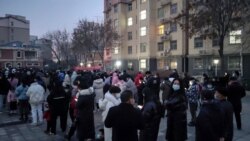 중국 중부 허난성 안양시 주민들이 전면 봉쇄 전인 지난 8일 코로나 검사 시설에 줄 지어 서있다.