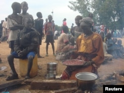 FILE - A displaced South Sudanese woman prepares a meal in a camp for internally displaced people in the UNMISS compound in Tomping, Juba, South Sudan, July 12, 2016.