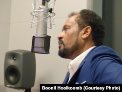 አቶ በቀለ ገርባ እ.አ.አ. 2015 ከNPR ሬድዮ ጋር ቃለ-ምልልስ እያካሄዱ /ፋይል ፎቶ/