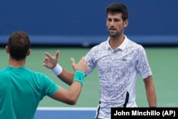 Pozdrav na mreži Novaka Đokovića i Grigora Dimitrova posle meča 3. kola u Sinsinatiju (Foto: AP/John Minchillo)