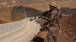 ترکیه برای جلوگیری از ورود پناهجویان در مرز خود با ایران حصار بنا کرده است.