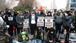 Mutanen da suka tattaru a harabar kotu a lokacin shari'ar Chauvin