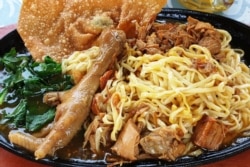 Masyarakat Indonesia juga menyerap pengaruh kuliner asing, seperti mie ayam. (Foto: VOA/Nurhadi Sucahyo)