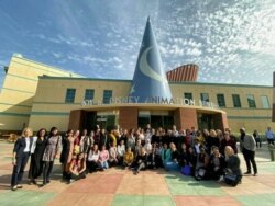 Pratiwi Kusumawardani bersama para peserta IVLP "Hidden No More" di AS (dok: Pratiwi Kusumawardani)