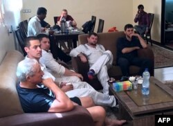 Gambar yang diperoleh AFP dari kantor berita Iran, Tasnim, 14 Juni 2019, memperlihatkan beberapa kru dari tanker minyak yang diduga menjadi target serangan di Teluk Oman, di kota pelabuhan Bandar-e-Jask, di sebelah selatan Iran.