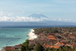 Pantai Pandawa terlihat kosong karena ditutup di tengah penyebaran COVID-19 di Kuta Selatan, Bali, 23 Maret 2020. (Foto: REUTERS/Johannes P. Christo)