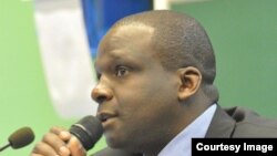 Jean-Jacques Wondo, mokeli na DESC (Défense Sécurité Congo), azali na diplôme ya etyelo ya mampinga ya Belgique mpe azali nganga mayele na maye matali géopolitique. (29.03.2019)