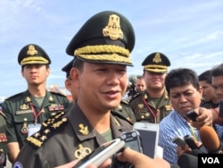 Hun Manet, the premier’s eldest son and a senior general in the army talks to journalists during a sports tournament of the Royal Cambodian Armed Forces, January 5, 2017. (Kann Vicheika/VOA Khmer)