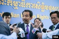 Keo Remy, head of Cambodia Human Rights Committee (CHRC) addresses the press after having a meeting with Special Rapporteur on Human Rights Rhona Smith on Tuesday, October 11, 2016 in Phnom Penh. ( Leng Len/VOA Khmer)
