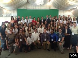 អ្នកចូលរួម និង​អ្នកស្ម័គ្រចិត្ត​នៃ​ទីភ្នាក់ងារ Peace Corps របស់​អាមេរិក ចំនួន​៦៩​នាក់ ក្នុង​ពិធី​ស្បថ​ចូល​ធ្វើការ​ជាមួយប្រជាជនកម្ពុជានៅ​តាម​សហគមន៍ក្នុង​១៧​រាជធានី ខេត្ត នៅ​ព្រឹក​ថ្ងៃ​សុក្រ ទី​១៦ ខែកញ្ញា ឆ្នាំ​២០១៦។ (កាន់ វិច្ឆិកា/VOA)