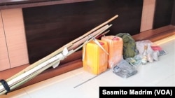 Barang bukti berupa alat-alat penyerangan yang ditunjukkan Polri saat konferensi pers di Kemenko Polhukam, Jakarta, Sabtu, 25 Mei 2019. (Foto: Sasmito Madrim/VOA)