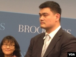 蓝球明星姚明在华盛顿的研讨会上（美国之音 莉雅拍摄）