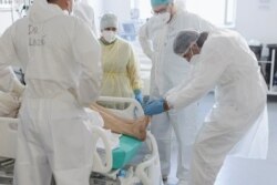 Medicinski radnici staraju se o obolelima od Kovida 19, u kovid bolnici u Batajnici, Beograd, 4. oktbra 2021. (Foto: Rojters, Marko Đurica)