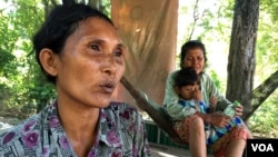 អ្នកស្រី ឡុង ថុន​ កសិករ​នៅ​ក្នុង​ខេត្ត​កណ្តាល​ ចម្ងាយ​ប្រមាណ​៤០​គីឡូម៉ែត្រ​ពី​ទីក្រុង​ភ្នំពេញ មាន​កូន​បី​នាក់​កំពុង​ជួប​ការ​លំបាក​ក្នុង​ជីវភាព​ដោយ​សារ​ការ​រាំងស្ងួត​នៅ​ក្នុង​ឆ្នាំ​នេះ។ គ្រួសារ​អ្នក​ស្រី​ស្ថិត​នៅ​ក្នុង​ចំណោម​ក្រុម​គ្រួសារ​ប្រមាណ​២​លាន​គ្រួសារ​ដែល​កំពុង​ជួប​ប្រទះ​ភាព​រាំង​ស្ងួត។ (ផន បុប្ផា/VOA)