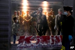 北京一家电影院张贴的“长津湖”电影海报。（2021年10月1日）